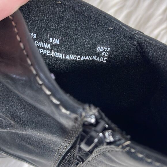 Clarks Artisan Black Leather Ruched Side Zip Booties Sz 8.5 - Picture 5 of 6